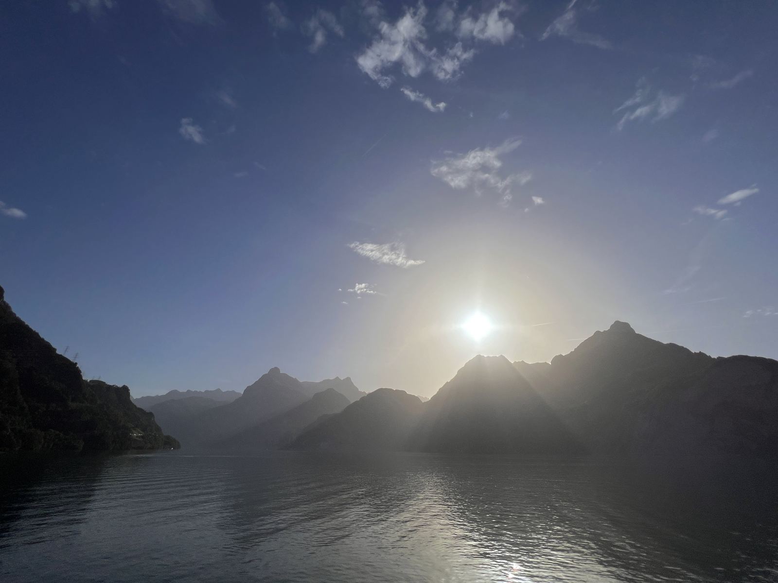Sonnenuntergang über dem Vierwaldstättersee mit Bergpanorama